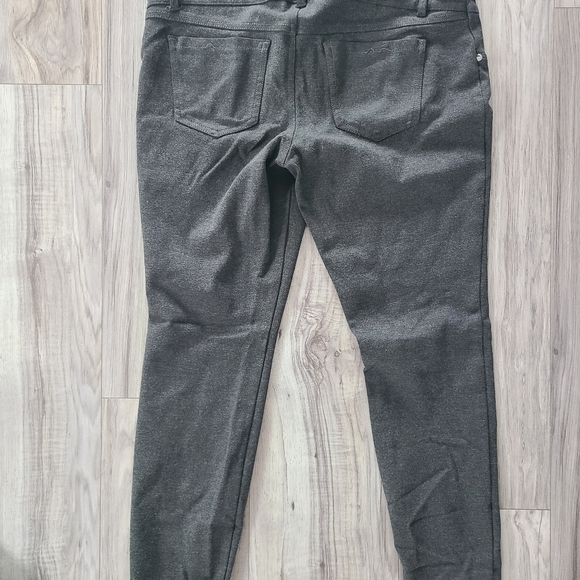 Maternity pants - Picture 2 of 3